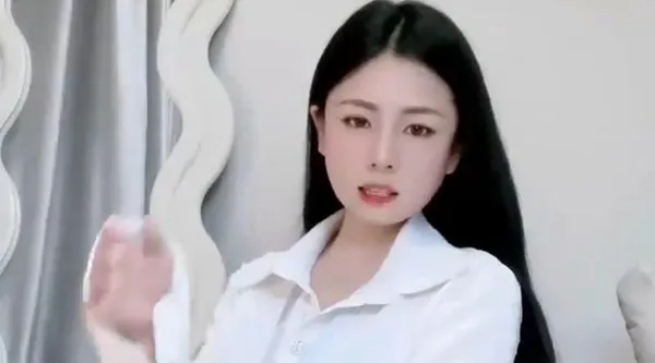 快手60w粉丝主播 一个青柚 私拍视频流出 OL装勾勒完美身形 丝袜美腿简直诱惑拉满!