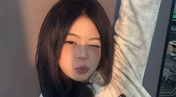 精神小妹酒吧被两名渣男灌醉诱奸 大庭广众之下3P开操 后边的妹子看傻眼了!
