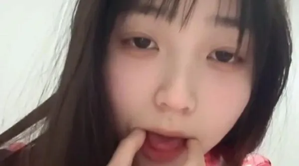 内蒙古大学生 张心洁 反差私拍曝光 JK制服火辣身材挑逗 粉嫩巨乳引爆眼球!
