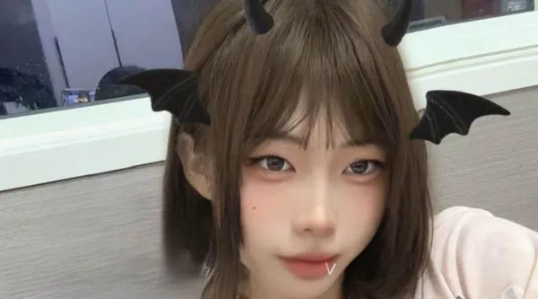 北京反差骚货 李薇 私密视频曝光 脚踏两只船还与金主玩裸聊 抠逼自慰淫水流一地!