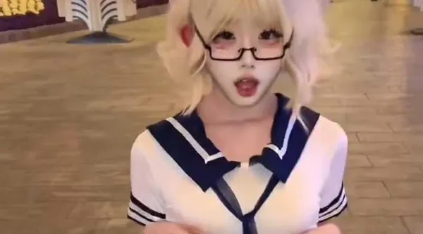成都极品颜值少女萝莉 12w 约炮口交视频被曝 在外网上自称母狗 喊着要吃肉棒!