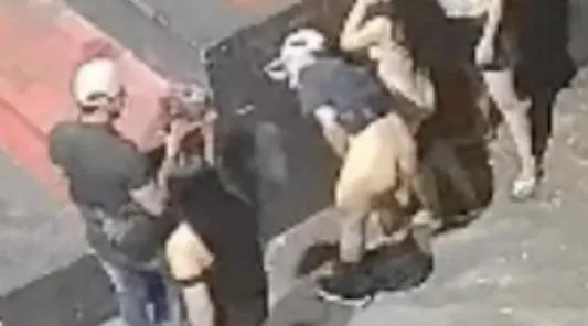欧美二男三女深夜公园群P大戏 监控记录全过程激情场面 论尺度大还得是老外啊!