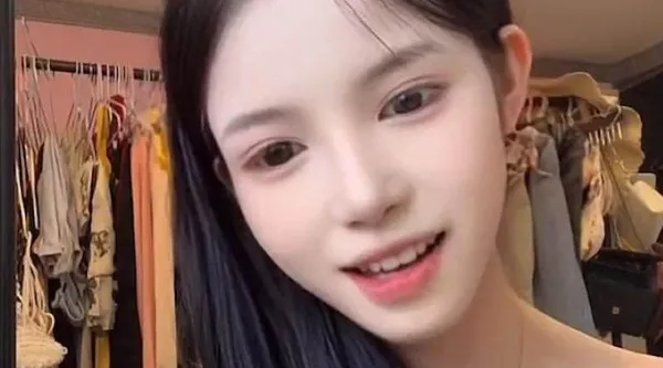 抖音嫩妹真空带货 胸前凸点清晰可见 性感曲线引爆流量！ 现在连卖内衣都这么卷了吗？