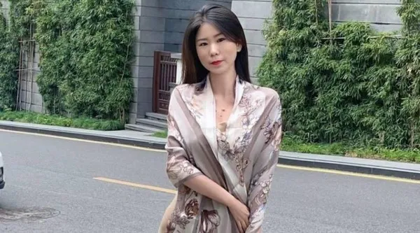 高校女校长勾引学生 私拍小视频被家长群曝光 被学生当母狗狠狠乱操 反差感直接拉满!