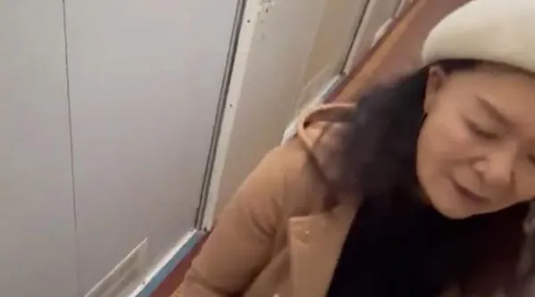 上海阿姨包养年轻小伙却被射一身 为寻刺激老阿姨在火车过道上协助小伙打飞机 画面太炸裂!