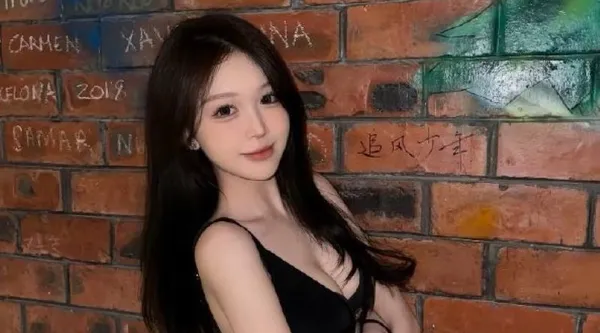 抖音7万粉网红裸聊泄密!白皙完美娇躯惊艳全网 一线天馒头逼挑逗金主 诱惑爆表!