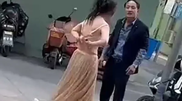 情侣吵架渣男竟逼美妇脱光还债!大奶美女赤裸崩溃大喊 好心路人出手帮忙 完整视频炸裂全网!