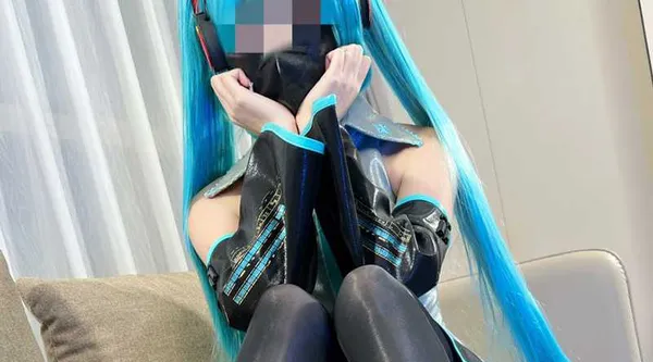 福利姬 uu 化身二次元萝莉 上演丝足诱惑 极品美腿黑丝 花式足交榨精!