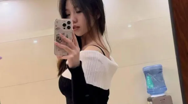 武汉JK学生妹 黄美珍 不雅视频流出 桥嫩酮体无比诱人 黑丝美足嫩穴自慰 反差感爆棚!