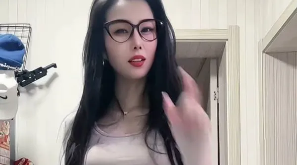 快手丰乳肥臀网红 安娜 私拍泄露 金主专属自慰视角 玉手揉搓敏感小穴 颤抖喷水骚态尽显!