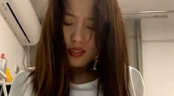 瓜友投稿!约炮极品大一学妹私拍合集 清纯少女破处后性瘾极强 竟主动开房无套求操!