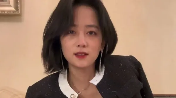 抖音网红 春晓来了 OL写真流出 黑丝包裹修长美腿 低胸衬衫挤出深沟 撩人姿势勾魂至极!
