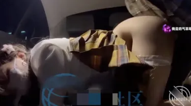 ✅海角父女乱伦『奶气原创』继父拿下18岁女儿 跟接女儿放学,回家路上一边让女儿舔鸡巴,一边开车!车震内射女儿