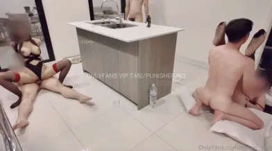 眼镜少妇跟闺蜜多P [honeytipsy] 两女三男在厨房淫乱啪啪 桌上操到地上轮流抽插 塞着肛塞 内射白虎鲍鱼
