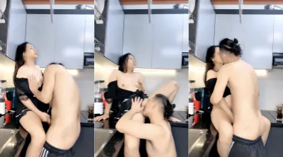 让大哥从厨房玩到床上的风骚少妇，全程露脸吃奶舔逼，69草嘴深喉，压在身下边亲边草，大鸡巴抽插精彩又刺激